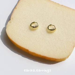 earika.earrings - mini croissant hoop ต่างหูห่วงทรงครัวซองก้านเงินแท้ชุบทองคำขาว/ทอง (มีให้เลือก 2 สี) ผิวแพ้ง่ายใส่ได้