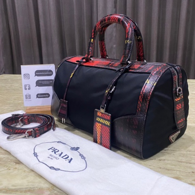 Prada black tessuto and saffiano tartan leather boston bag with strap ของแท้ ปราด้า พราด้า กระเป๋ามื