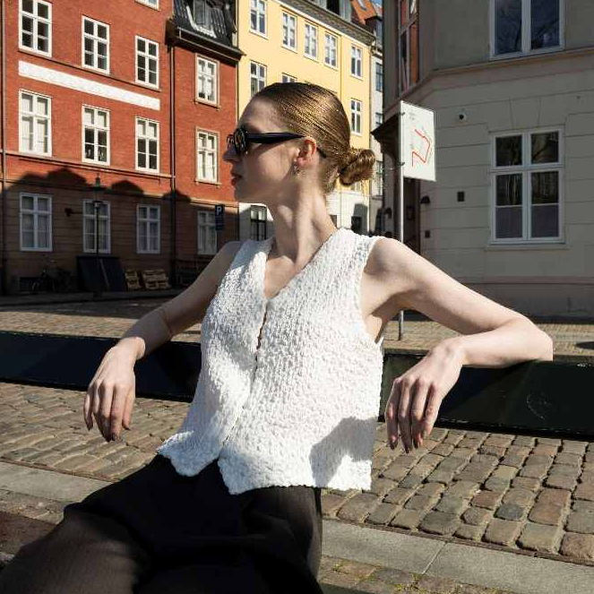 Peonyy.petal Capsule Collection23 V-neck top - เสื้อแขนกุด
