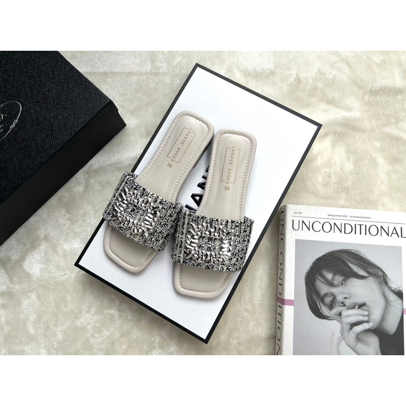 💎Rinya Shoes💎รองเท้าแตะแบบสวมผ้าทวิตแต่งอะไหล่เพชรเทียม(36-45)สินค้าพร้อมส่ง