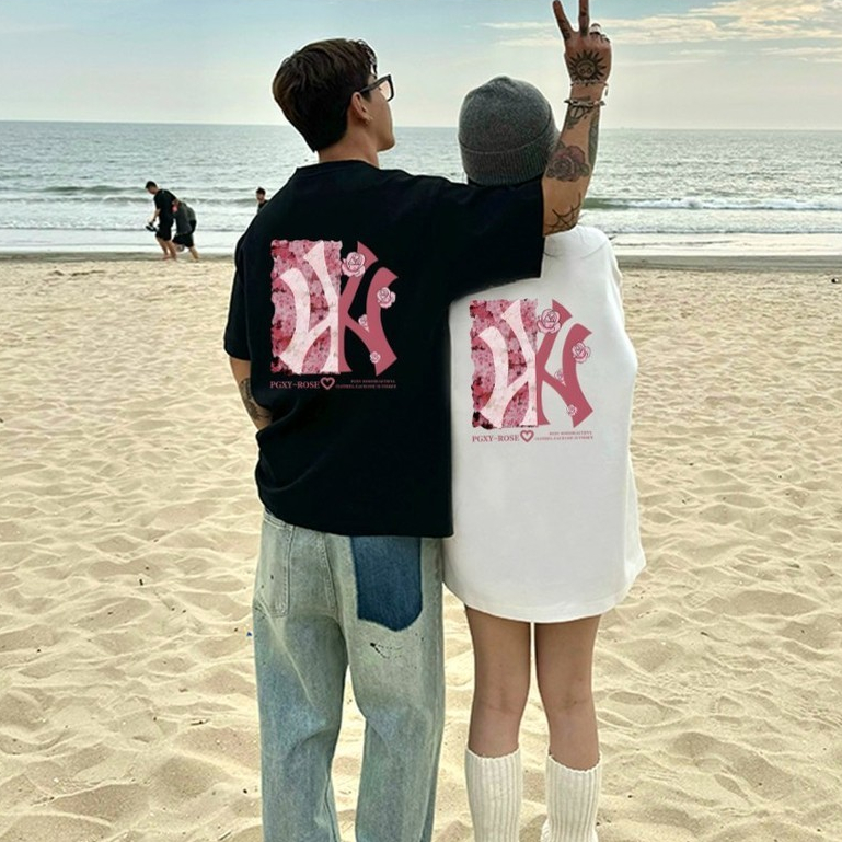 UT ใหม่ เสื้อยืด โอเวอร์ไซส์ คอกลม เสื้อยืดลําลอง ลายการพิมพ์อินเทรนด์ "PGXY ROSE" ผ้าเกรดดีคอตตอน สไตล์เกาหลี CP