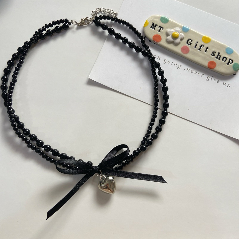 A060 สร้อยคอลูกปัดสีดำตกแต่งริบบิ้นและจี้หัวใจ