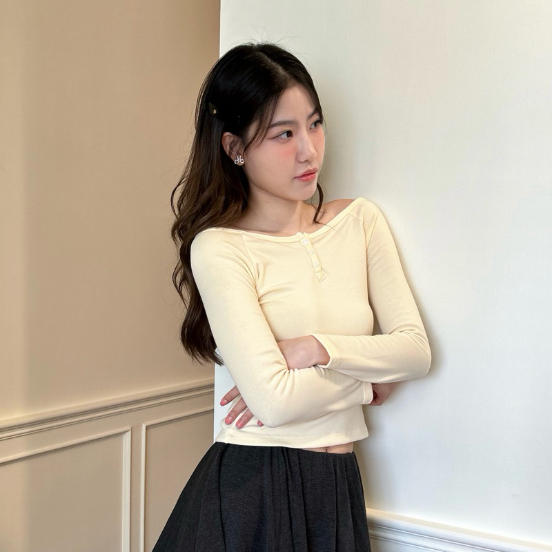 Lana Top (CREAM) เสื้อแขนยาวทรงกึ่งปาดไหล่
