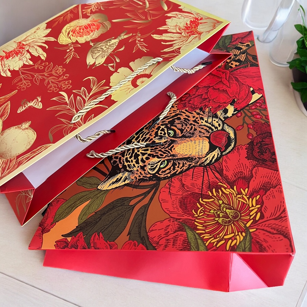 (รหัส17) ถุงกระดาษสตรีมสีแดง ลายสวย พร้อมส่ง (1 แพ็ค/มี10ใบ)