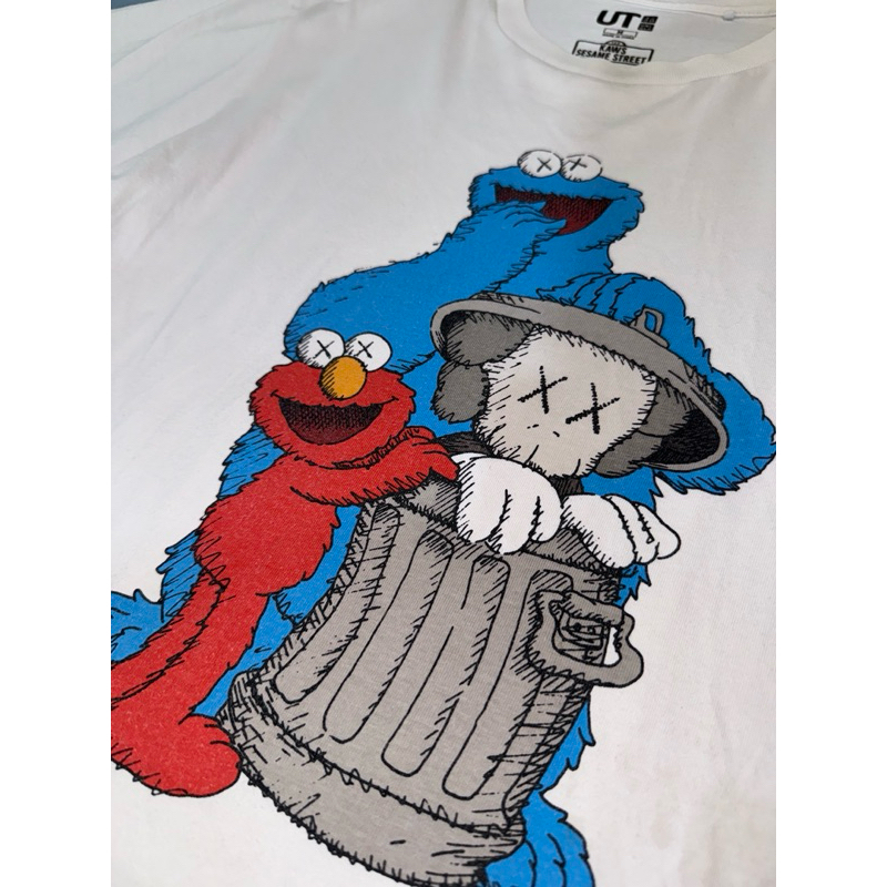 Uniqlo Kaws x Sesame Street( มือสอง) size M