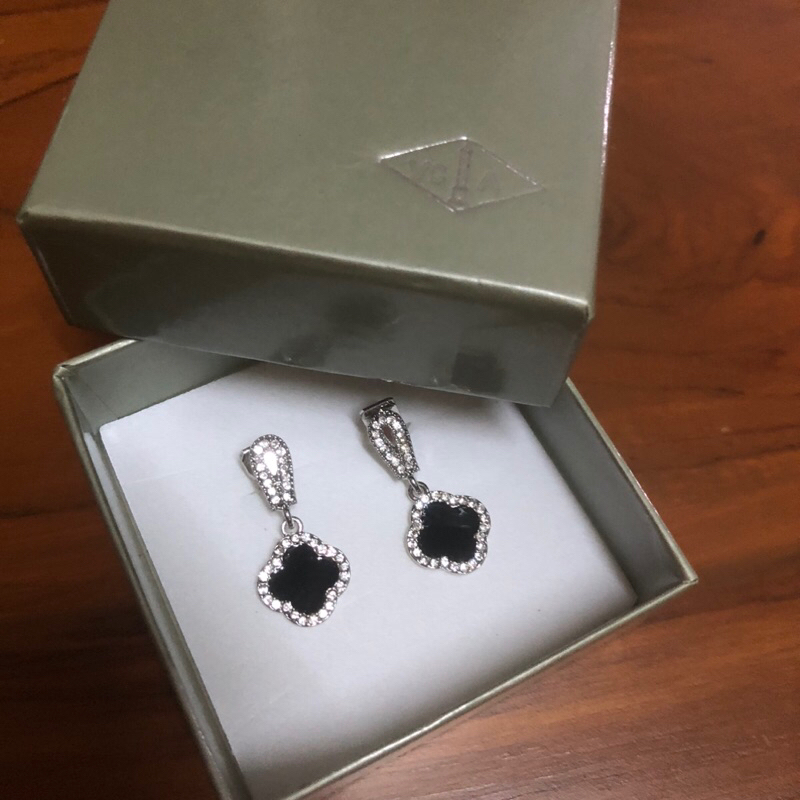 พร้อมส่ง✅ต่างหูVan Cleef พร้อมกล่อง