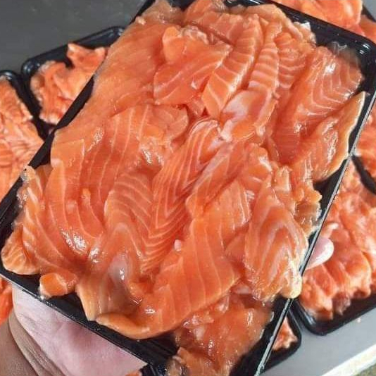 เศษแซลมอนซาซิมิ สีส้มสดสวย ทานดิบได้ แพ็คละ250กรัม ยำ ตำ ดอง วางหน้าซูซิ ทำได้หมดทุกเมนู