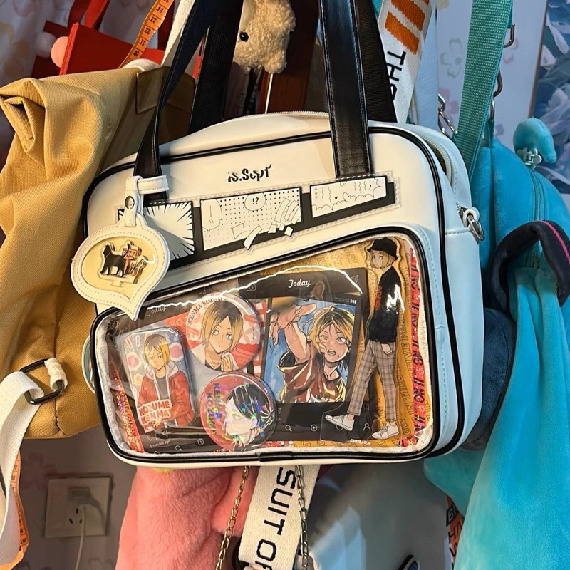[พร้อมส่ง]⭐️🖤[กดในliveลด100฿] Ita Bag กระเป๋าสะพาย ด้านหน้าใส หนัง PU แถมสายหิ้วคล้องไหล่ ใส่ตุ๊กตา เข็มกลัด ไปคอน