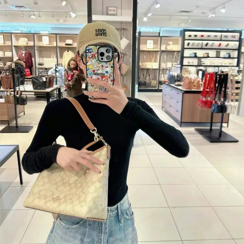 แท้💯%/Outlets ปลอดภาษี กระเป๋าสะพายข้างผู้หญิง Coach CR149 กระเป๋าถือ กระเป๋าสะพายไหล่ ทรงโท้ท สําหรับสตรี