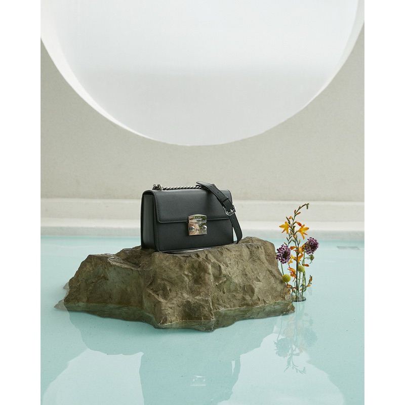 Labella : รุ่น Luna M กระเป๋าสะพายสายโซ่