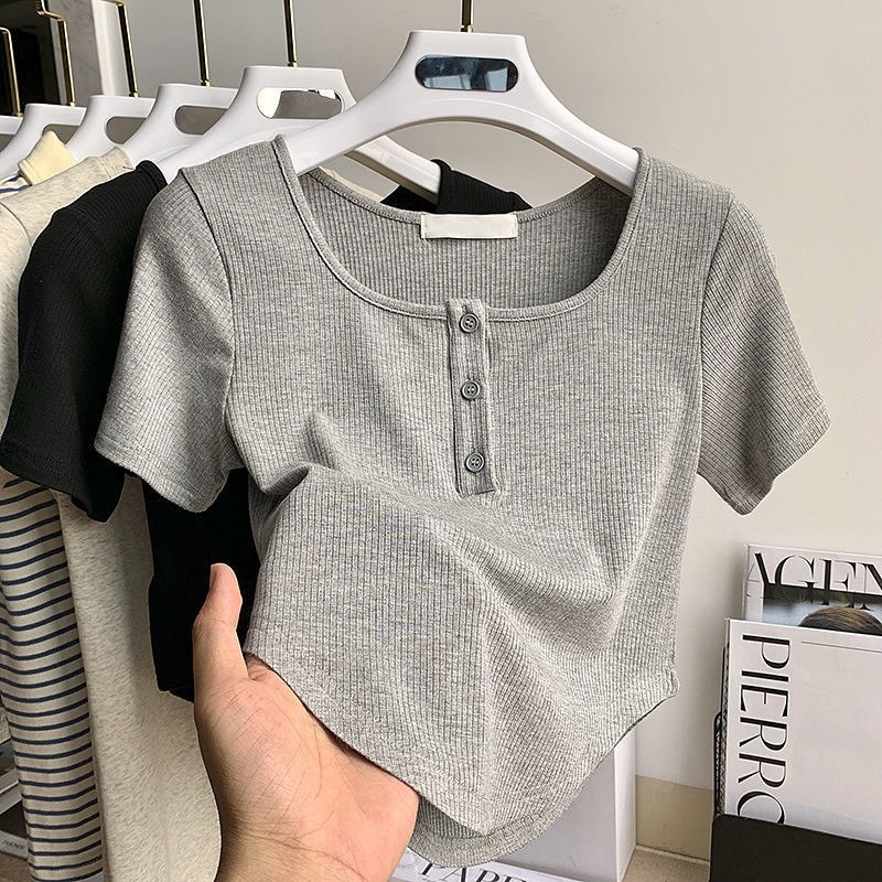 PX เสื้อยืดแขนสั้นผู้หญิง ผ้าร่อง เสื้อคอกว้าง คอเหลี่ยม ปลายยูพรางหุ่น แต่งกระดุม แมชท์ง่าย ใส่สบาย สีดำ สีขาว สีเทา