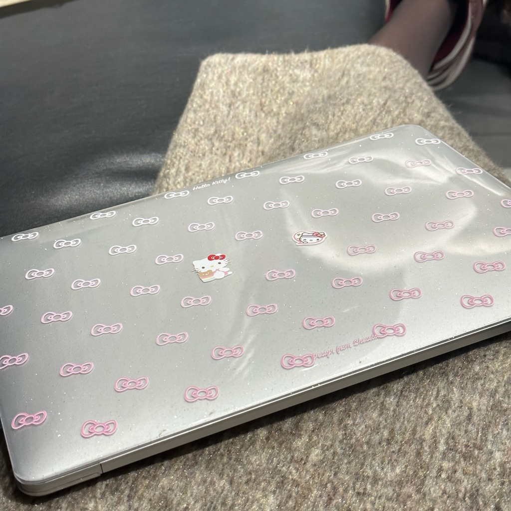 Shesell พร้อมส่ง✨เคส macbook(Glitter)hello kitty Ribbon Air13 Pro13 เคสสำหรับแมคบุ๊คใส A3241 A2681