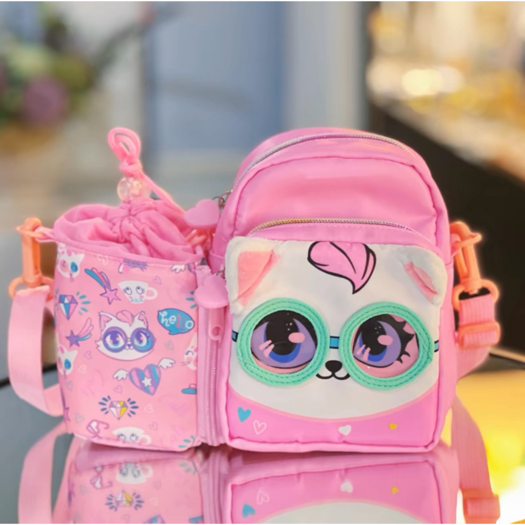 JGY - VEST - กระเป๋าสะพายข้าง คาแร๊คเตอร์การ์ตูนน่ารักๆ มีช่องใส่ขวดน้ำให้ด้วย มีซิปสามารถแยกกันใช่เป็น 2 ชิ้นได้ จัดเลย
