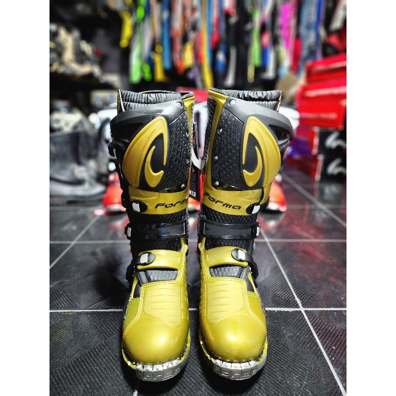 รองเท้าวิบาก forma predator 2.0. มีไซร์ 41 และ 47