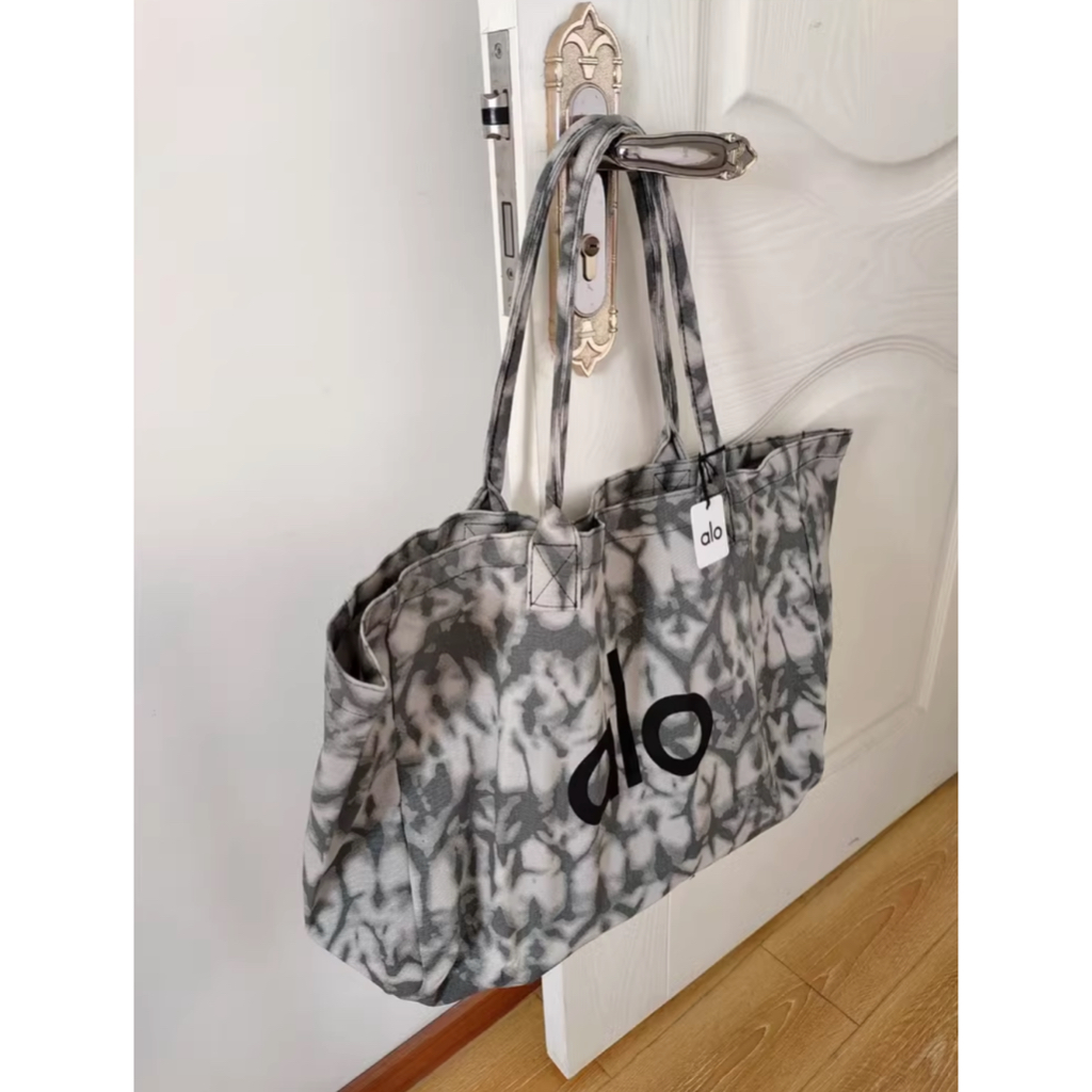 พร้อมส่ง ‼️Alo YOGA แท้ กระเป๋าโยคะ กระเป๋าสะพายไหล่ กระเป๋าผ้าใบผู้ชายและผู้หญิง ความจุขนาดใหญ่กระเป๋าช้อปปิ้ง