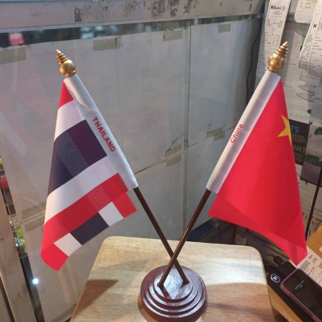 ธงไทย ธงจีน ไทย จีน THAILAND CHINA ธงนานาชาติ ธงตั้งโต๊ะแบบไขว้ ขนาด เส้นผ่านศูนย์กลาง 7.5cm สูง 35cm Tec40store