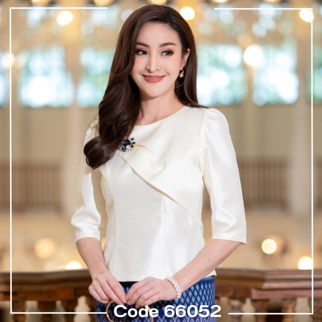 66052 รุ่นวราลี เสื้อผ้าไหม 4 เส้น ทรงคอกลม โดนเด่นดีไซน์ ช่วงด้านหน้าจับจีบไคว้ แขนสามส่วน ทรงสวย