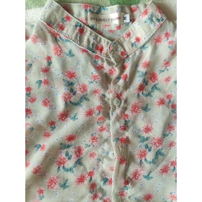 เสื้อสวยจากร้าน SV Lovey Shop ไซส์ m หน้าผ้า 36"ผ้าชีฟอง คอจีน พื้นเขียว ดอกแดง