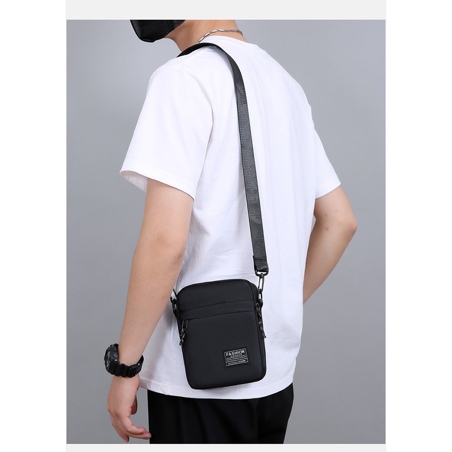 กระเป๋าสะพายข้างสำหรับผู้ชายมีหลายช่องใส่ของได้ ใส่ของได้เยอะ D002