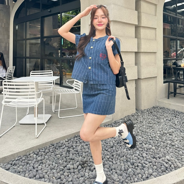 JARINYA ชุดเสื้อยีนส์+กระโปรงยีนส์ สำหรับผู้หญิง พร้อมกระเป๋าเสื้องานปัก และกระโปรงเอวยางยืด ผ้ายีนส์แท้เนื้อดี