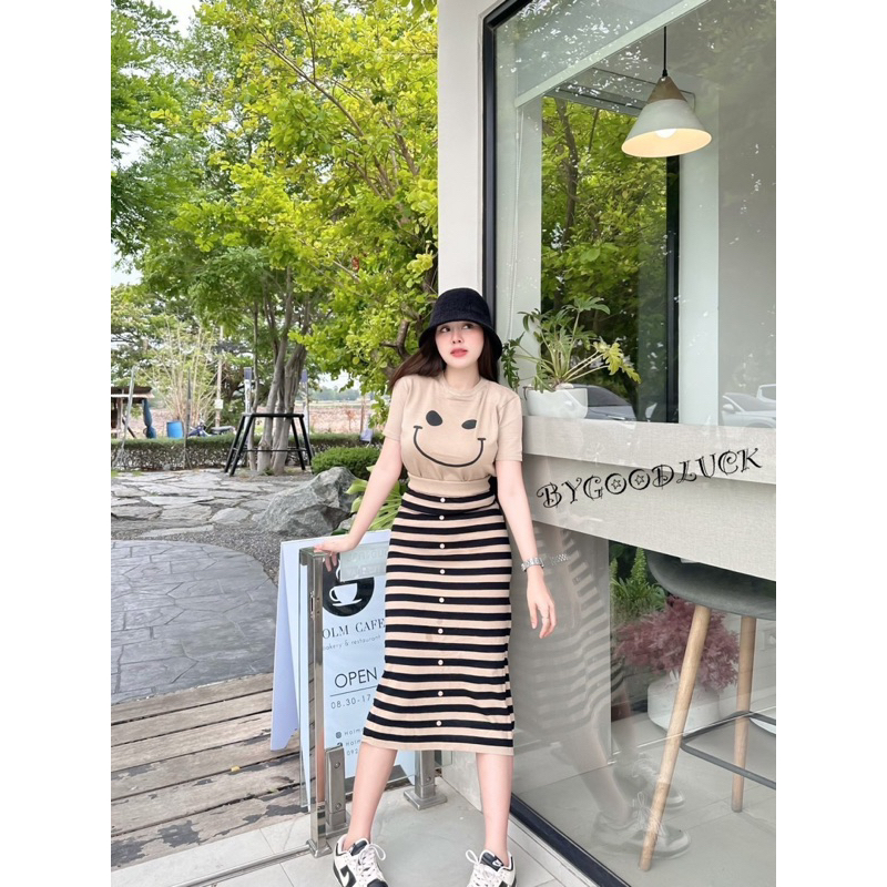 🍭Chill Fashion Shop🍭 ชุดเซ็ตไหมพรม 2 ชิ้น ครอปหน้ายิ้ม+กระโปรงริ้ว น่ารักมาก ชุดเซท เสื้อแขนสั้น กระโปรงยาว