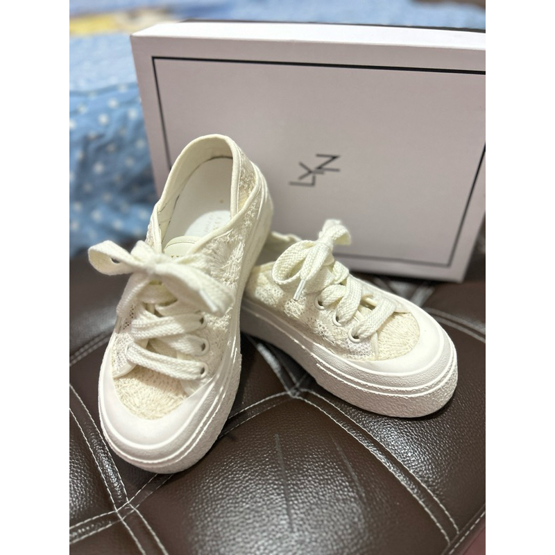 LYN แท้จาก Shop รองเท้าผ้าใบผู้หญิงสีขาว ไซส์ 35