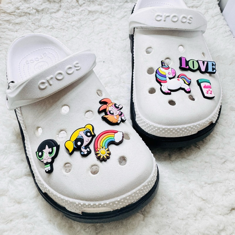 JBCT 🛍️ 🌈ตัวติดรองเท้ามีรู “ ยูนิคอน เพาเวอร์พัฟ “ ✨🌸 Shoe Charms “ Unicorn power Puff“ งานดีสีสวยสด