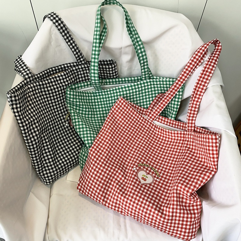 พร้อมส่งในไทย ส่งไว กระเป๋าผ้า ลายสก๊อต หัวใจ Sweet Cherry มี3สี สไตล์เกาหลี ใบใหญ่ จุของเยอะ มีซิป