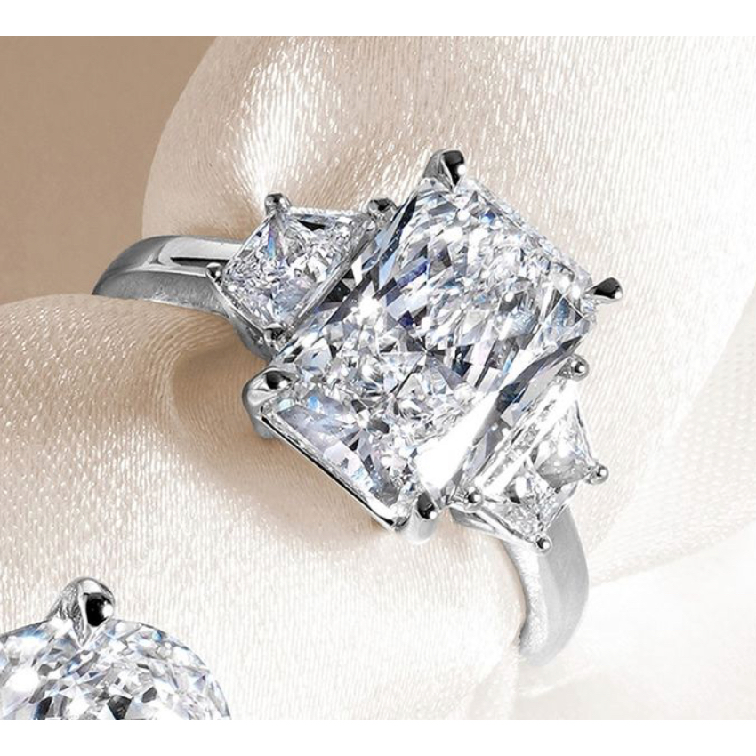แหวนเพชร 2 ct Radiant Lab Grown Diamond Three Stone Ring - ทองคำขาว 9K พร้อมใบรับรอง IGI