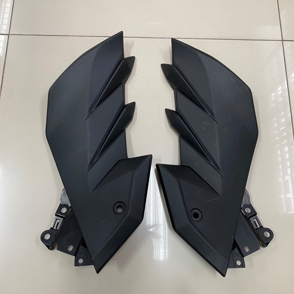 ฝาปิดด้านข้างถังน้ำมัน ซ้ายขวา Z250 Ninja250 Kawasaki มือ2 ฝาครอบข้างถังน้ำมัน อะไหล่แท้ศูนย์