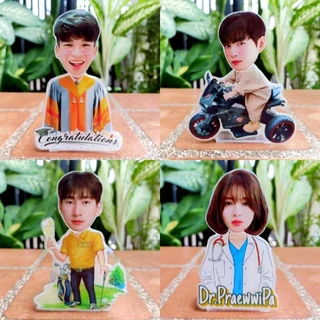 สแตนดี้อะคริลิคหัวดุ๊กดิ๊ก แบบเคลือบบัตร ป้ายสแตนดี้หัวดุ๊กดิ๊ก เคลือบบัตร หน้ารถ ชุดที่ 1 (เปลี่ยนรูป หรือ หัวได้ )