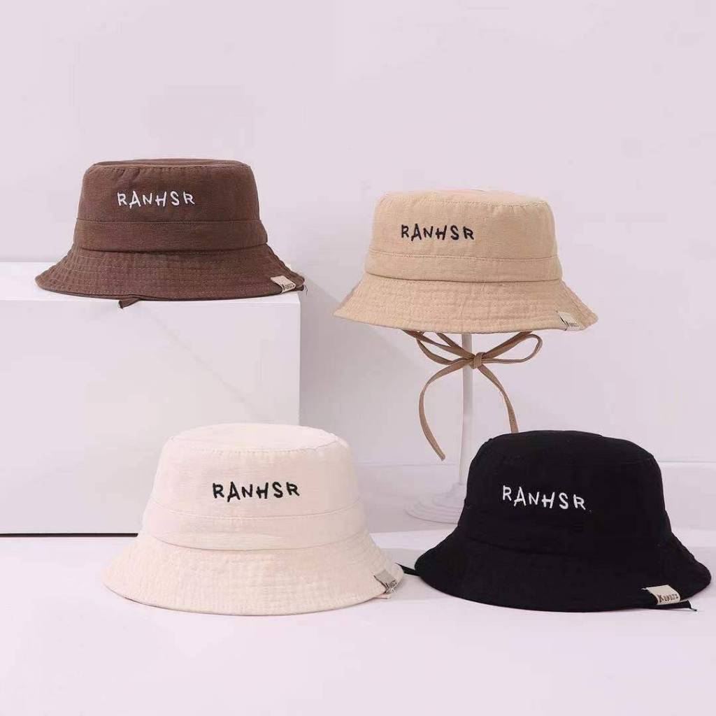 [พร้อมส่ง] หมวกเด็ก 10เดือน – 3ปี รอบหัว:48-50 cm. หมวกบักเก็ตปีกรอบ ปักอักษร RANHSR หมวกแฟชั่นเด็ก มีสายผูกที่คาง