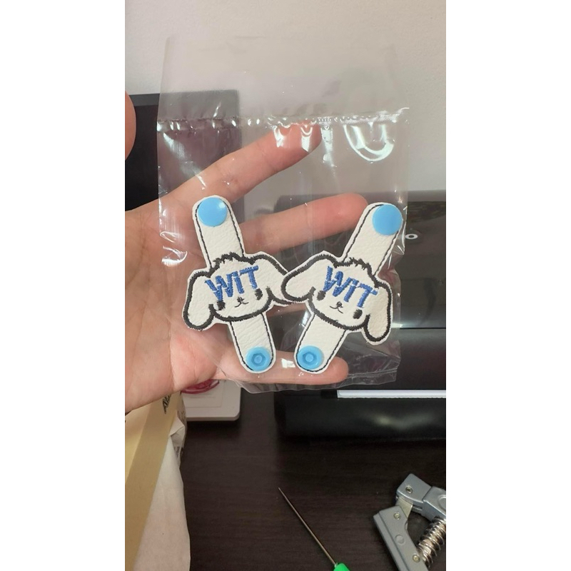 🔥พร้อมส่ง!! [ถูกที่สุด!!] แท็กป้ายชื่อ แบบกระดุม ติดรองเท้าทำจากหนัง