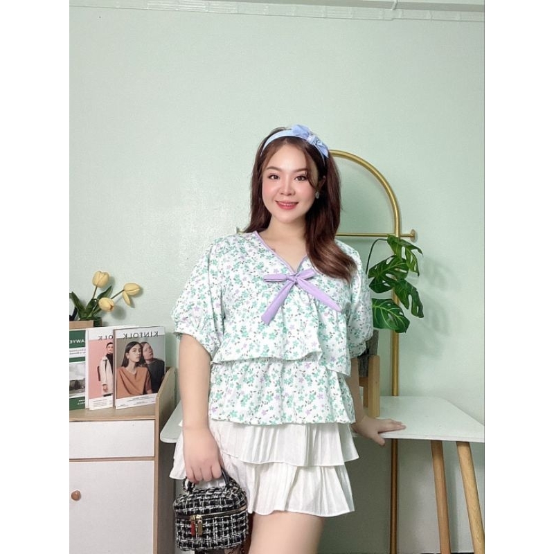 เสื้อสาวอวบ คอวี ผ้าครัชลายดอกไม้ แต่งกุ้นผูกโบว์ด้านหน้า แขนตุ๊กตา แต่งระบายขนมชั้นขนาดฟรีไซส์ รอบอก 42-48 นิ้ว