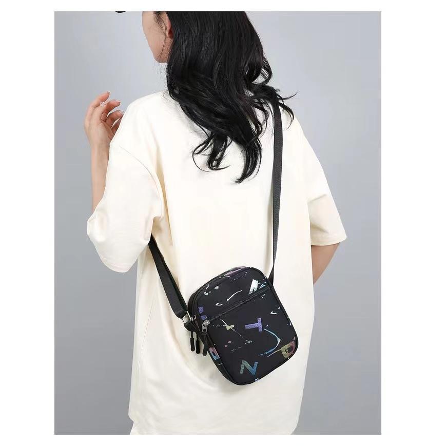 B-861🔥กระเป๋าสะพายข้าง สไตส์นี้เท่มาก ฮิตมากตอนนี้ แฟชั่นฤดูใบไม้ผลิ มีซิป เรียบง่า เข้ากับทุกการแต่งกาย