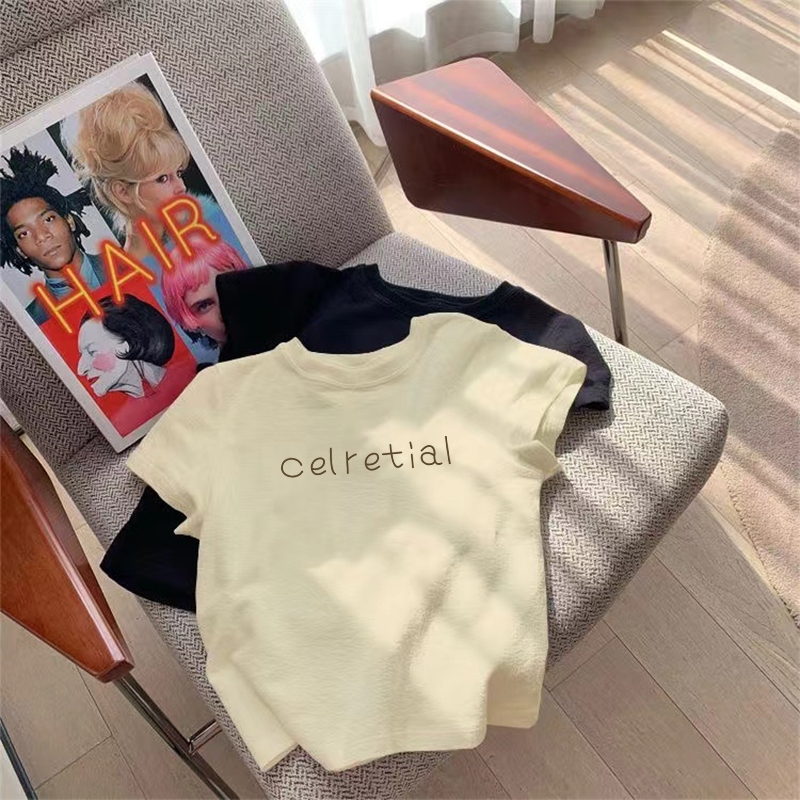 Suitcute เสื้อครอปท็อป คอกลม แขนสั้น เสื้อยืดสีขาว พิมพ์ลายตัวอักษร สไตล์เกาหลี แฟชั่นฮาราจูกุ สําหรับผู้หญิง