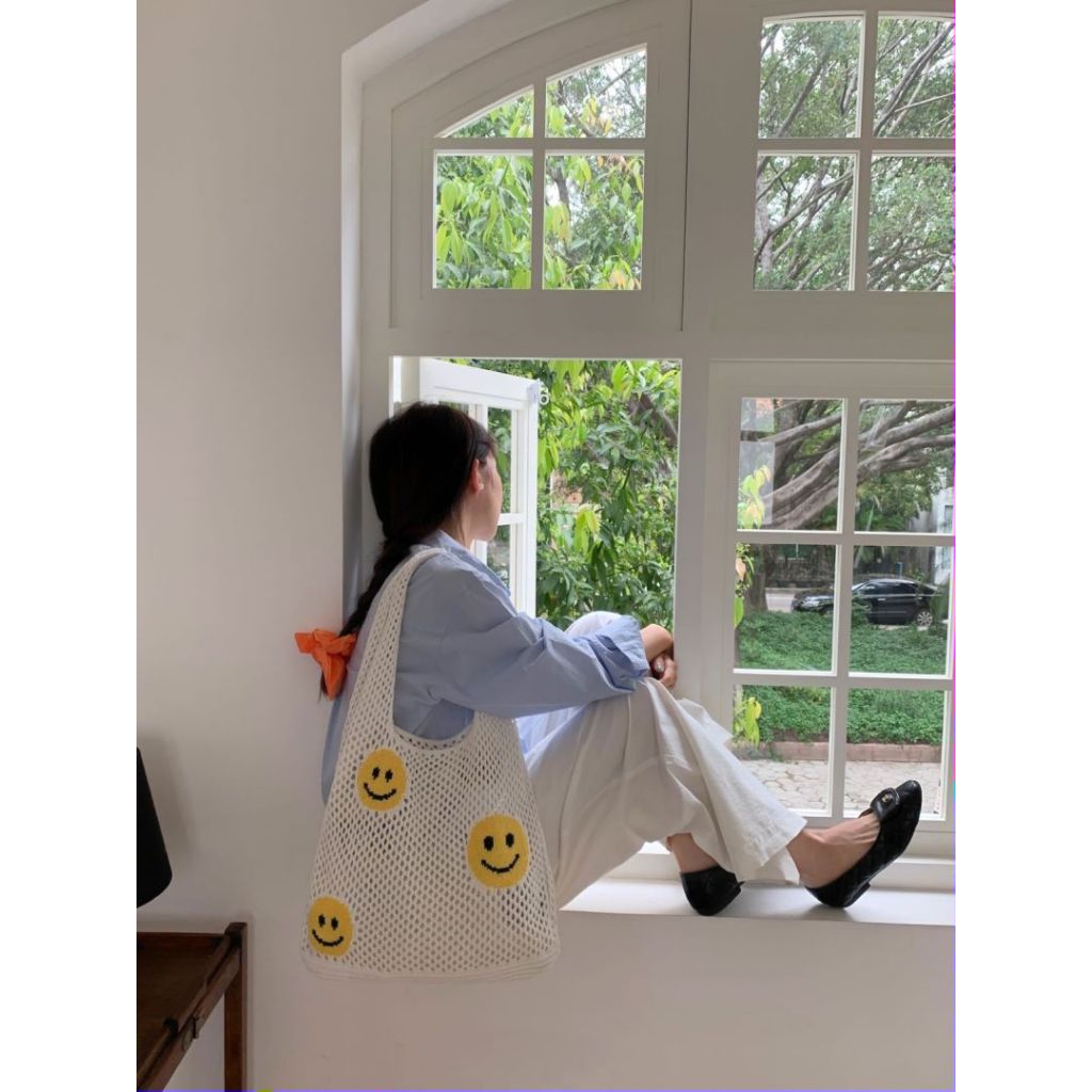 กระเป๋าสะพายข้างใหม่ กระเป๋าสานกลวง กระเป๋าผู้หญิง หน้ายิ้ม เยียวยาได้มาก (B104)（จัดส่งจากกรุงเทพ）