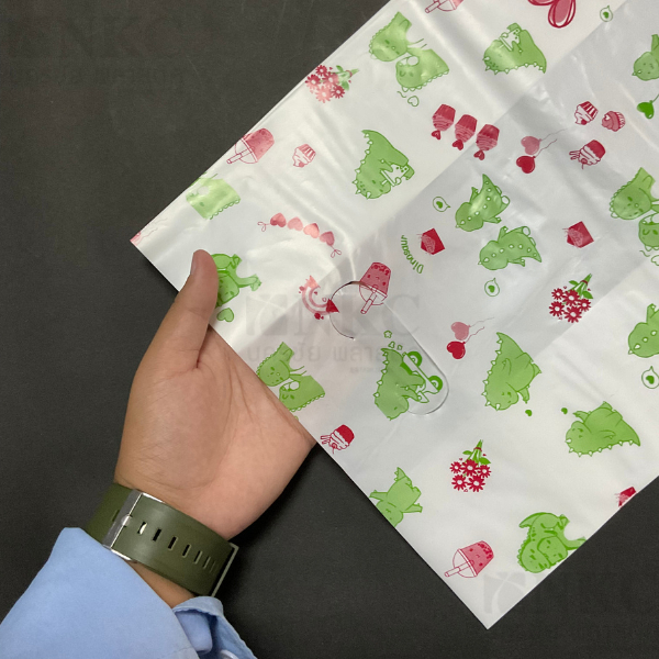 ถุงหูหิ้วแฟชั่นหูเจาะ คละลาย 500 กรัม ถุงพลาสติก พิมพ์ลาย ลายมีมากกว่าในภาพ