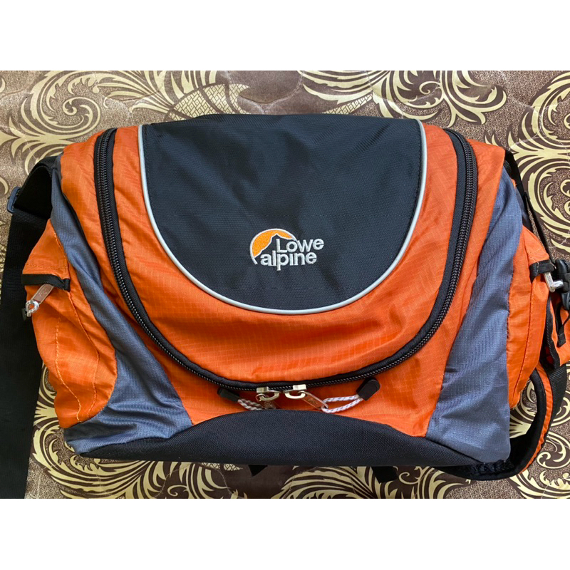 กระเป๋าสะพายข้าง Lowe Alpine สี ORANGE/BLACK มือสอง