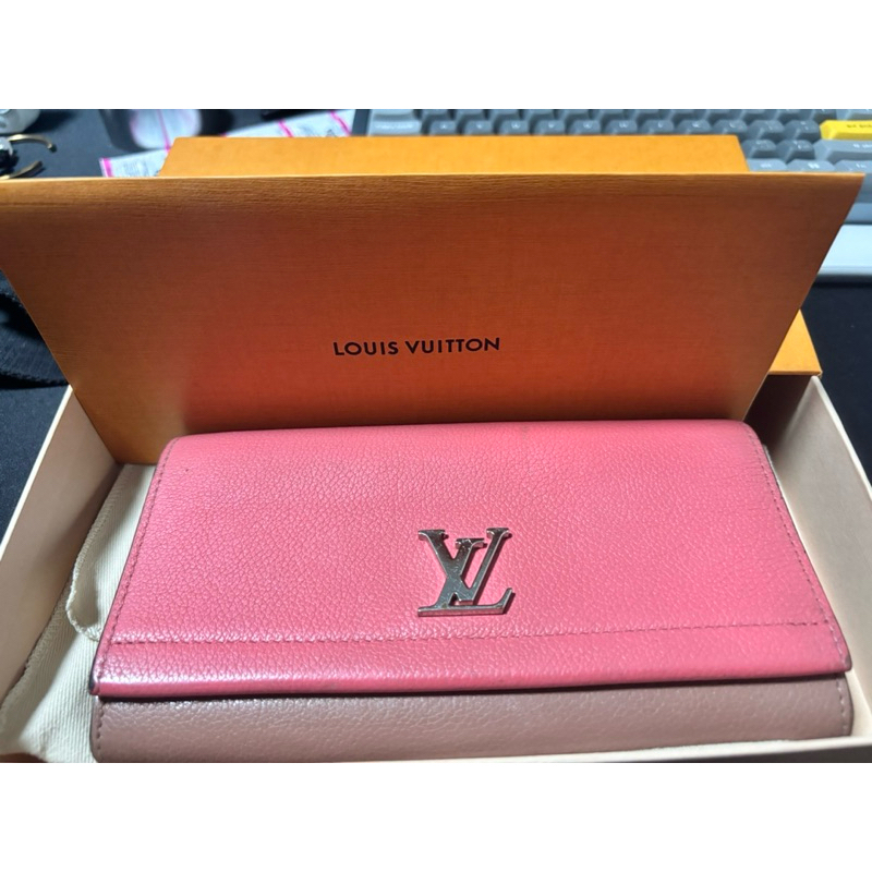 กระเป๋าสตางค์ใบยาว LV Clafskin Lockme II มือสอง