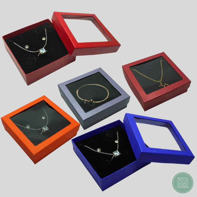 กล่องกระดาษใส่Set เครื่องประดับ แหวน ต่างหู สร้อย มีฝาปิดแบบหน้าฝาพลาสติกใส มองดูเครื่องประดับจากด้านนอก 10x10x3.5 cm