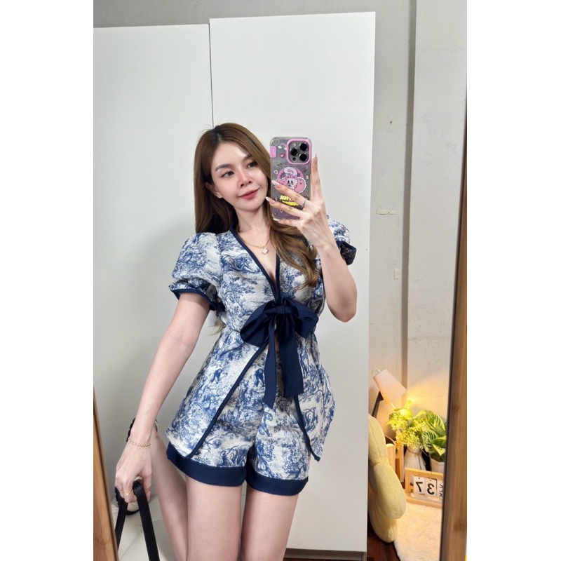Phapassz - เซท2ชิ้น เสื้อติดโบว์ใหญ่ กางเกงขาสั้น ผ้าทอลาย ผ้าดีมากลุคผู้ดี ไฮโซดูดีมาก Roseshop
