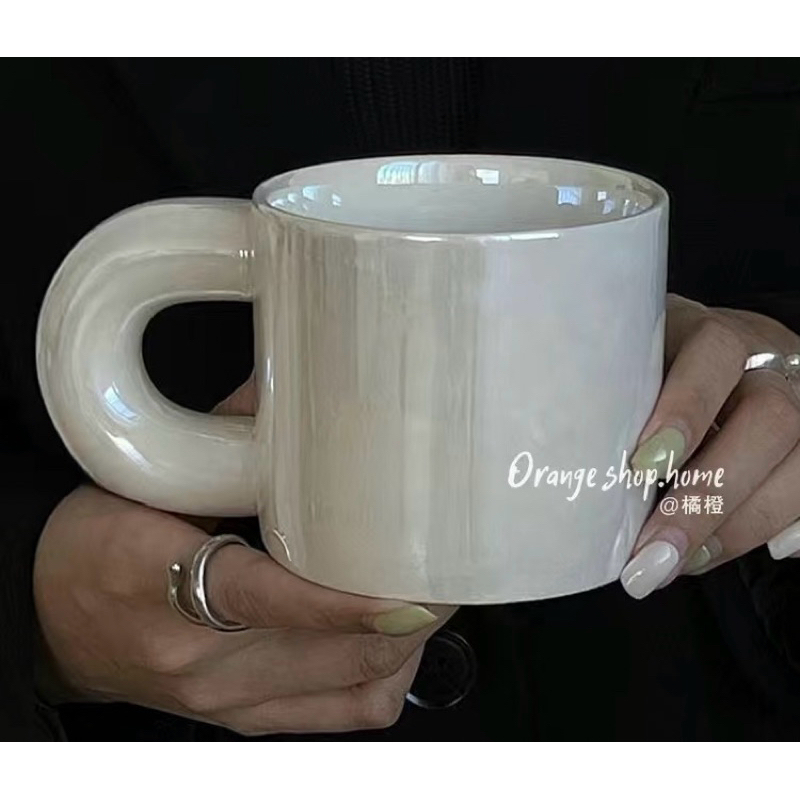 แก้วน้ำเซรามิกเคลือบสีมุก ใช้เป็นพร็อบสำหรับถ่ายรูปเล็บ