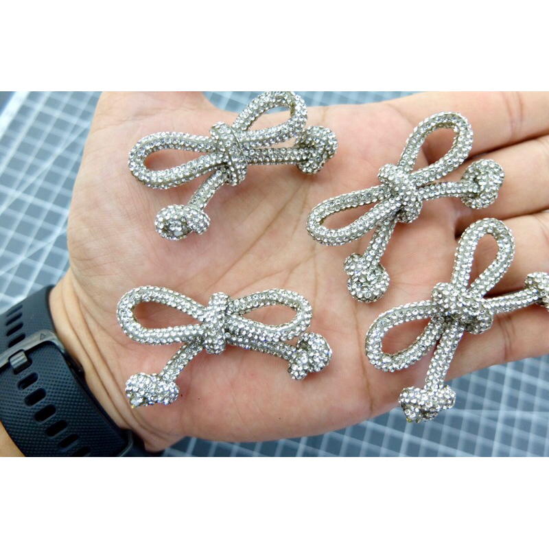 เข้มกลัดโบว์เพชร ขนาด 3X5 cm. ใช้ประดับตกแต่งเสื้อผ้า