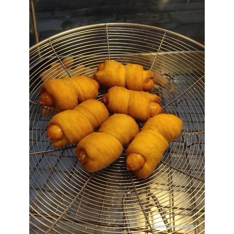 ซาลาเปาพันไส้กรอก(ไส้กรอกไก่)6ชิ้น