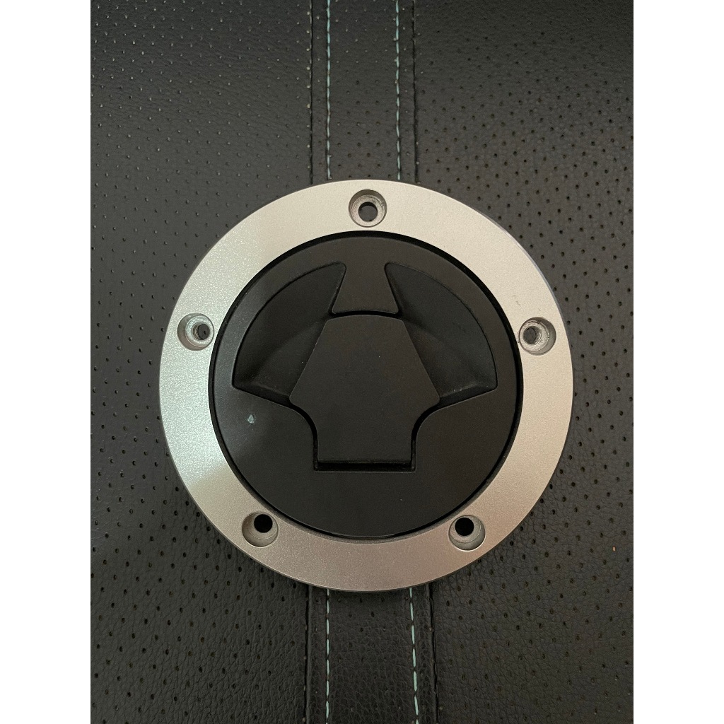 ฝาถังเดิมติดรถ Z800 มือสองถอดตั้งแต่ออกรถ  สภาพเหมือนใหม่