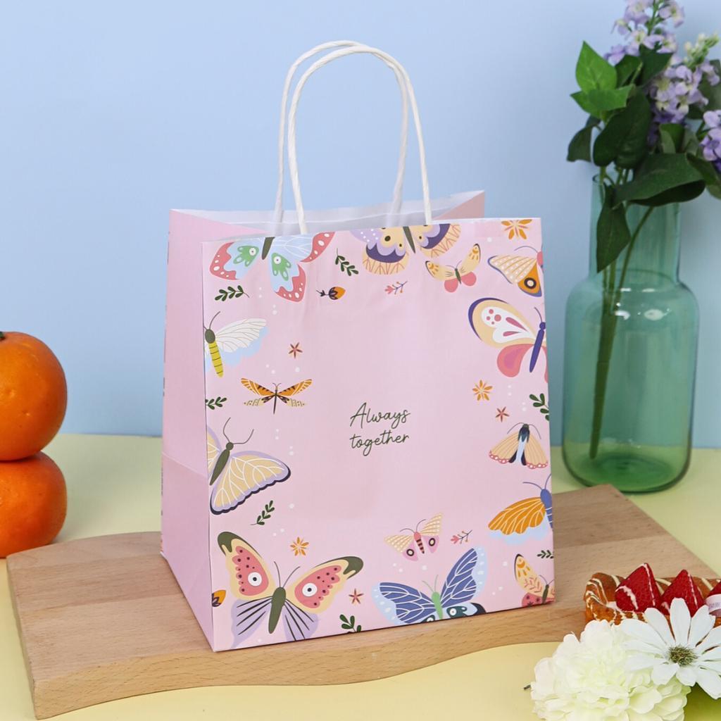 ถุงกระดาษหูเกลียวพิมพ์ลาย มี 26 ลาย ขนาด19x13x21 ซม.(25และ50ใบ/แพ็ค)