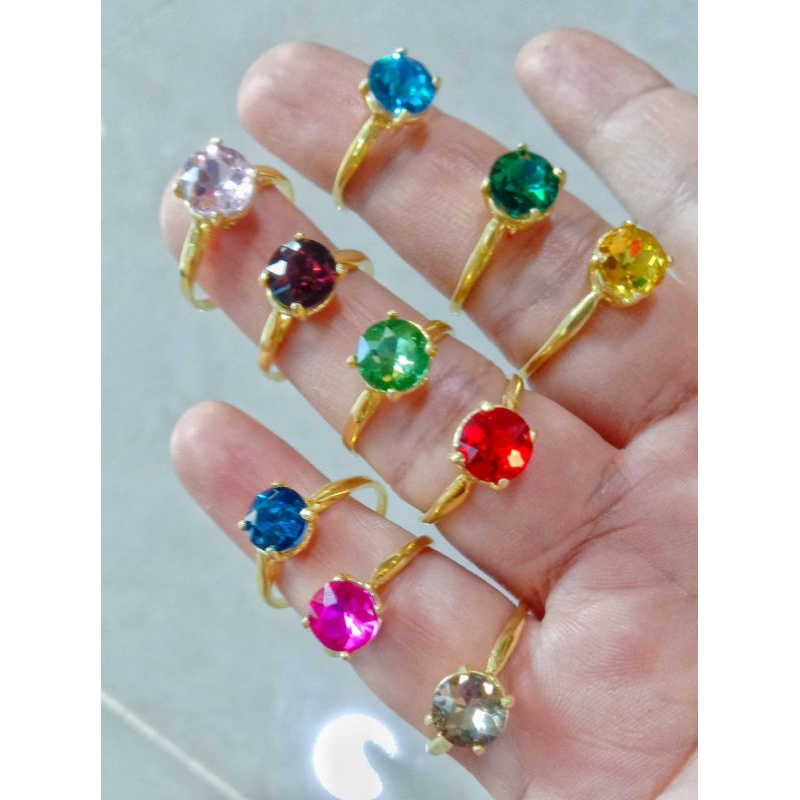 แหวนพลอยสีหัวกลมตัวแหวนทำจากทองเหลืองแท้ไม่ชุบสีสามารถใส่ติดตัวได้เป็นประจำโดนแป้งโดนครีมได้และสามารถใส่โดนน้ำได้ทุกๆวัน