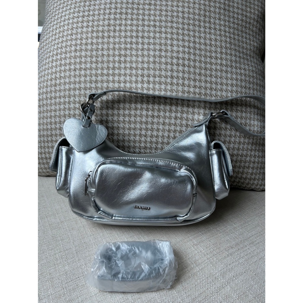 *ส่งต่อ*กระเป๋ารุ่น Scone ทรง cargo bag size 9 นิ้ว แบรนด์8anglesshop