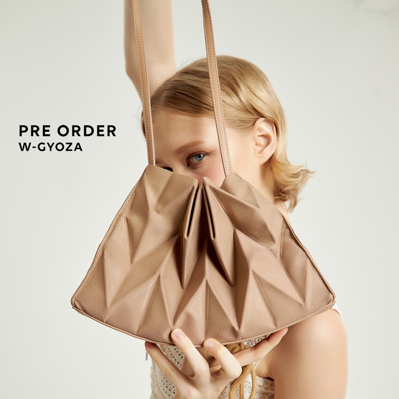 (Pre-order) Pavi Studio - W gyoza กระเป๋าผ้าอัดพลีทลาย W ฐานหนังแท้ มี 10 สี